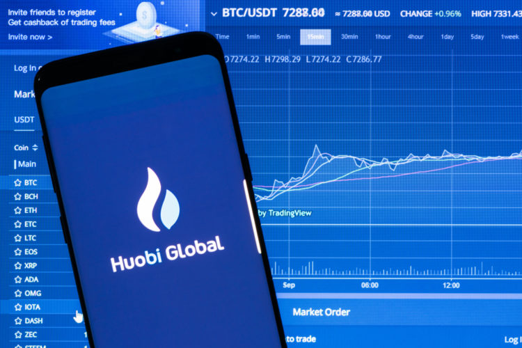 Huboi Logo auf Smartphone vor Chart Hintergrund