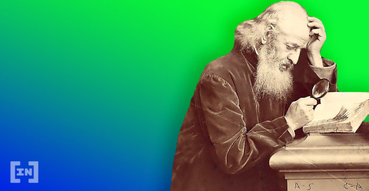 Älterer Mann brühtet über einem Buch mit Lupe