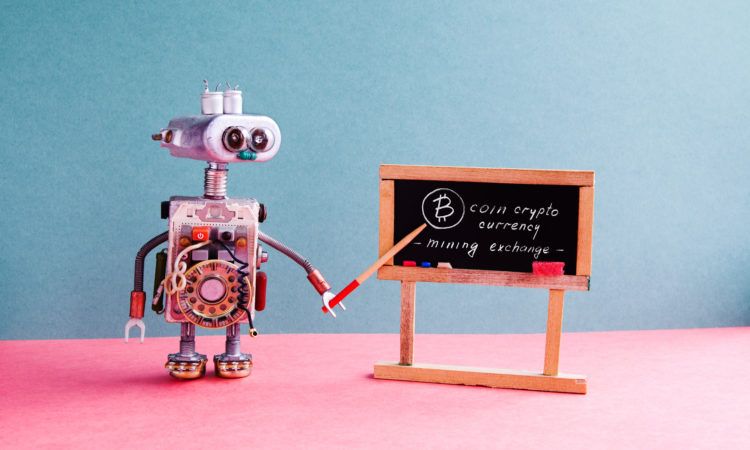 Miniatur Roboter vor Tafel mit Bitcoinzeichen