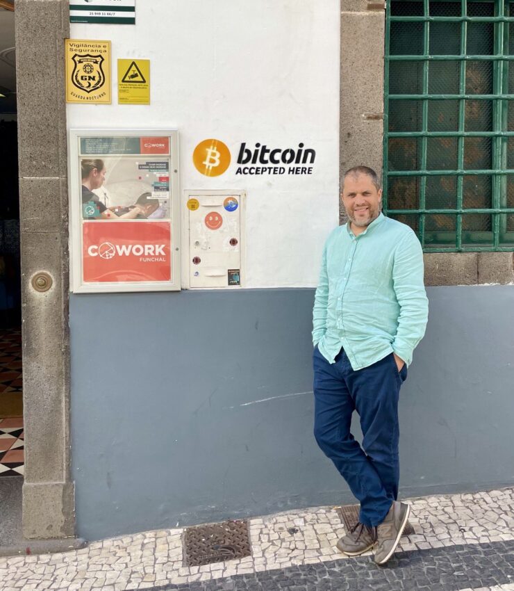 Mann, Wand, Coworking-Space, Bitcoin 