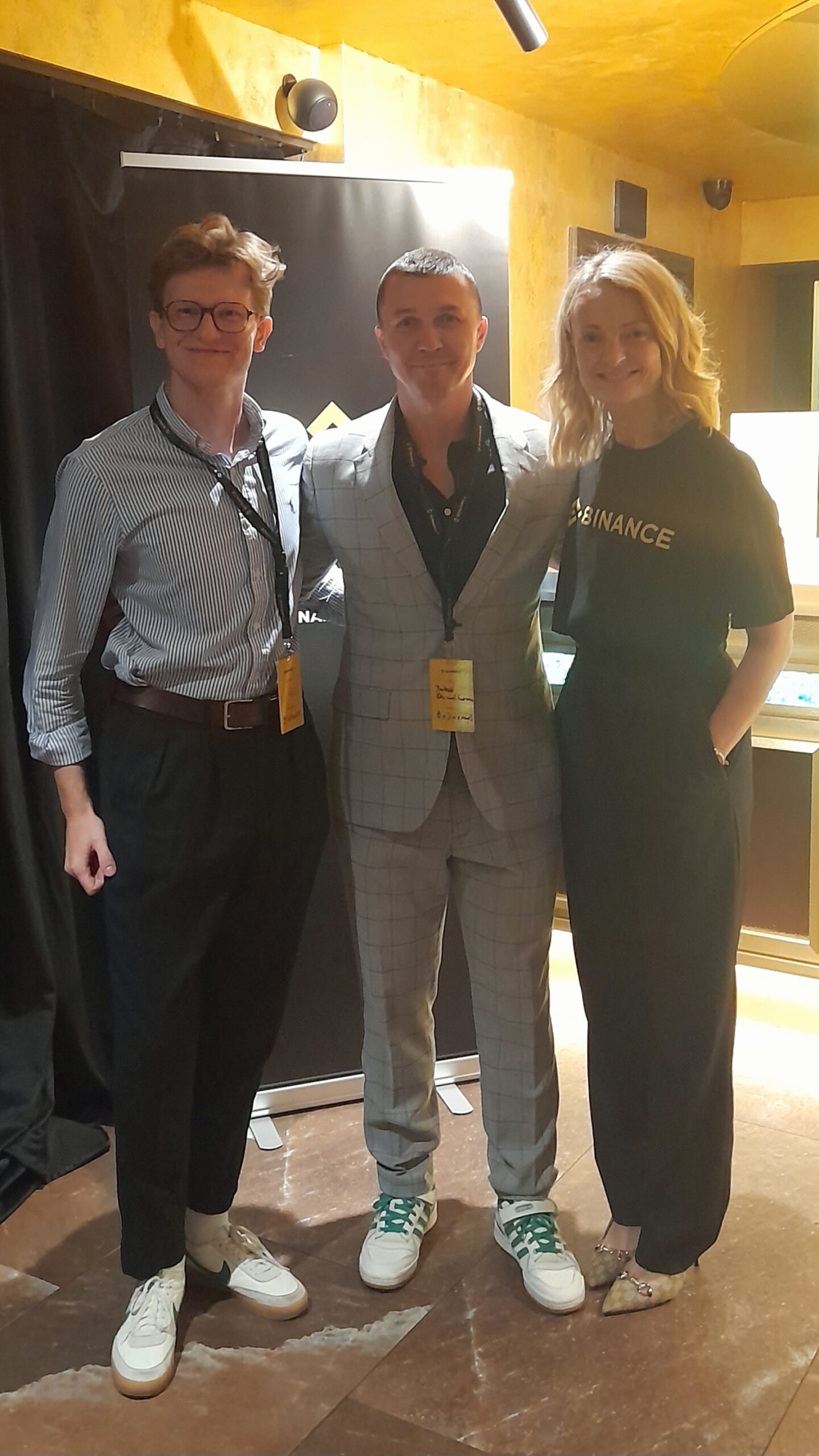 Lukasz Pierwienis (Binance), Jakub Dziadkowiec und Rachel Conlan (Binance)